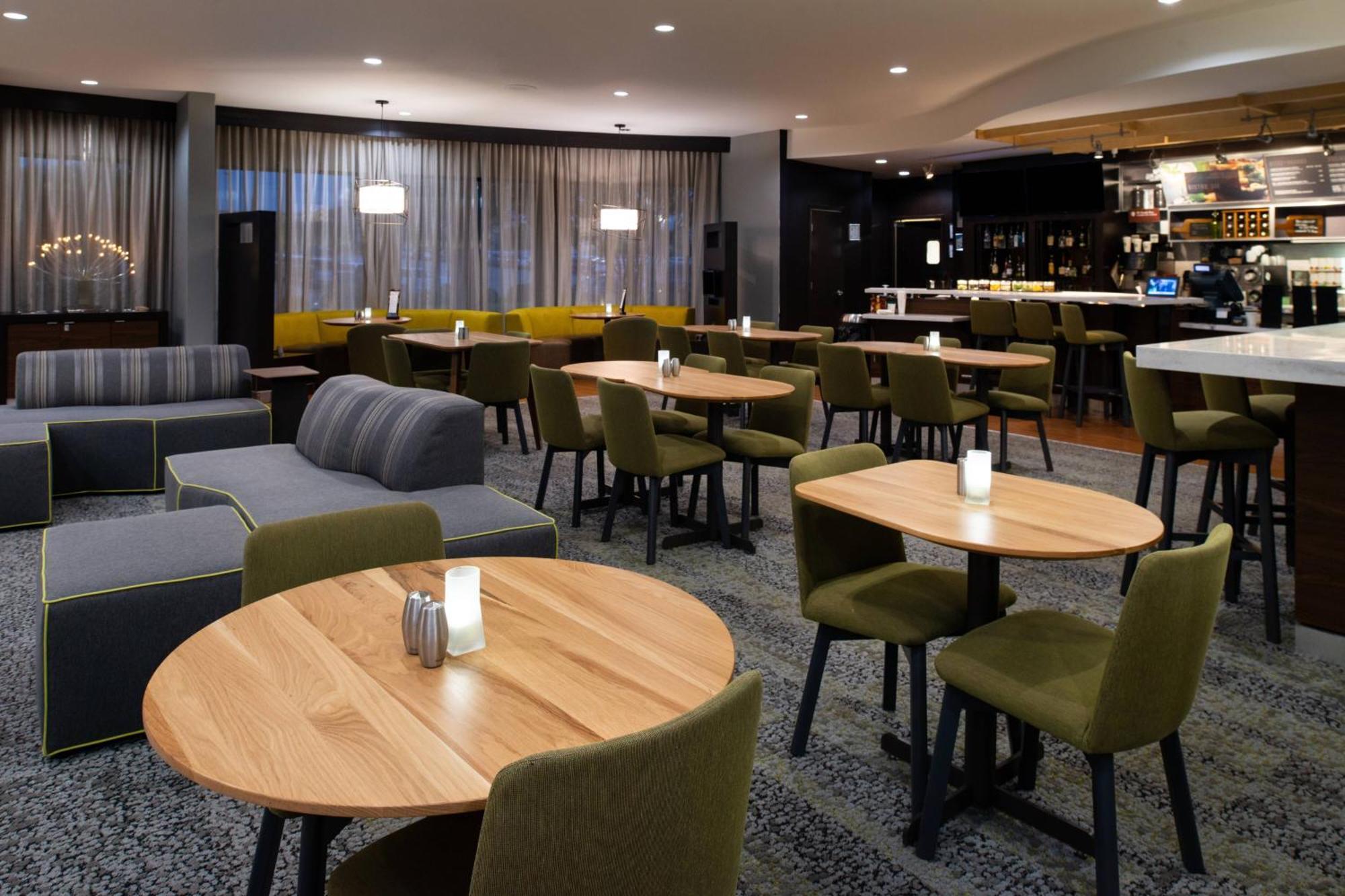 Hotel Courtyard Highpoint Zewnętrze zdjęcie